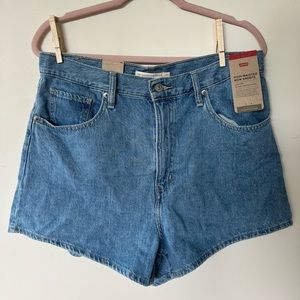 NWT Levi’s high waisted mom shorts size 31